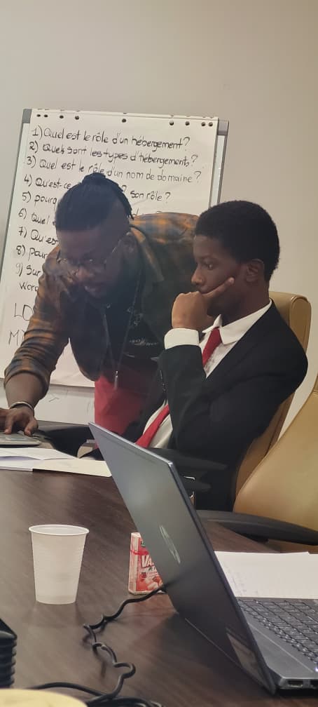 Formateur présentant un exercice